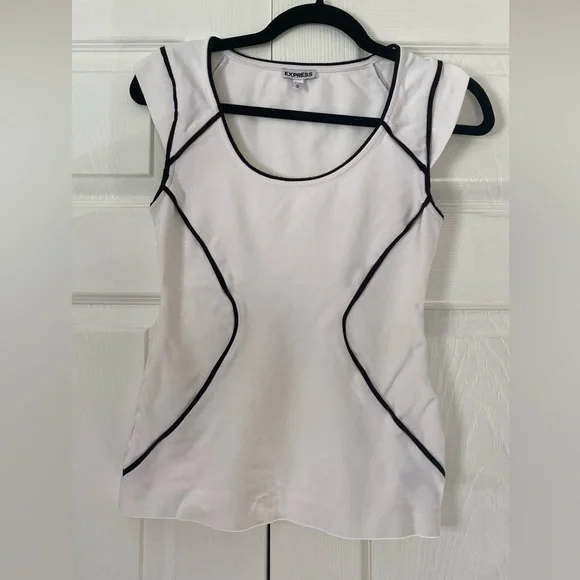🌹 3 for $25 Express Women’s White Top With Cap Sleeves And Black Detail Size XS - Picture 1 of 3